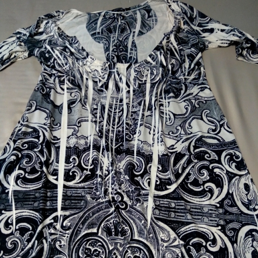APT. 9 Black And White Top. Size Medium.